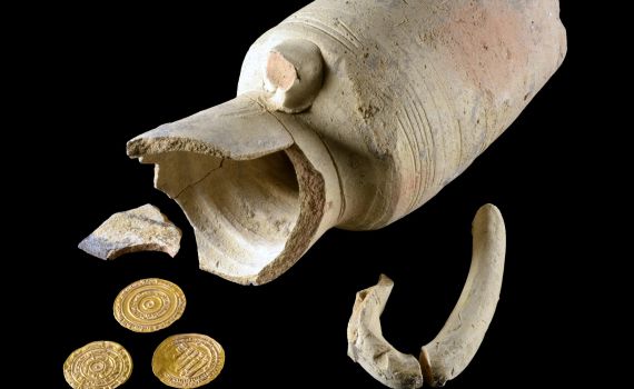 כד חרס ובו 4 מטבעות זהב נחשף במעלית הכותל