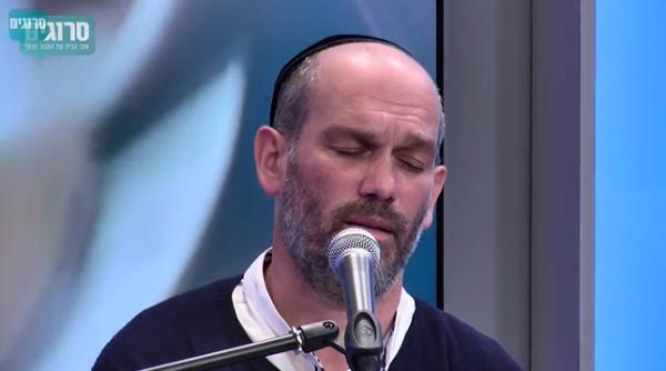 צפו: יונתן רזאל חוזר לשיר שכתב בתחילת דרכו