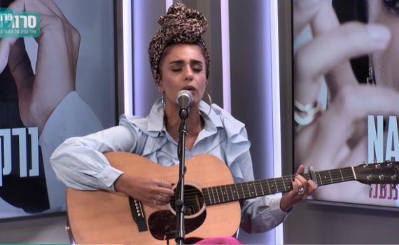 לייב בסרוגים: נרקיס בביצוע לשיר שכתבה על גוש קטיף