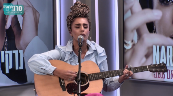 לייב בסרוגים: נרקיס בביצוע לשיר שכתבה על גוש קטיף