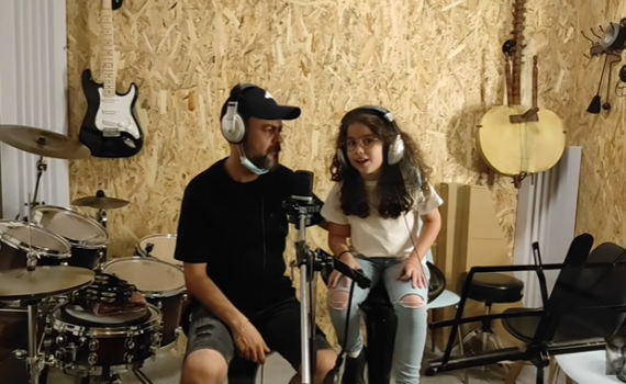 עובר בגנים: הבת הקטנה של עמיר בניון כבשה את הרשת