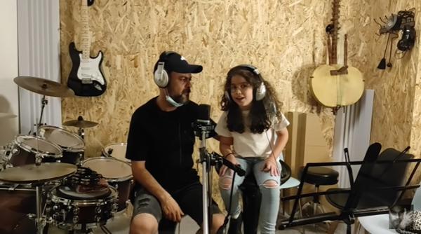 עובר בגנים: הבת הקטנה של עמיר בניון כבשה את הרשת