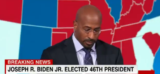 צפו: מגיש החדשות פרץ בבכי כשדיווח על זכיית ביידן