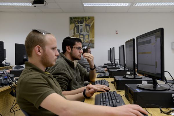 קורס חדש יכשיר צעירים לעבודה בחברות טכנולוגיה