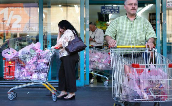 20,000 ש"ח קנס לחנות שלא גבתה 10 אג' על שקית