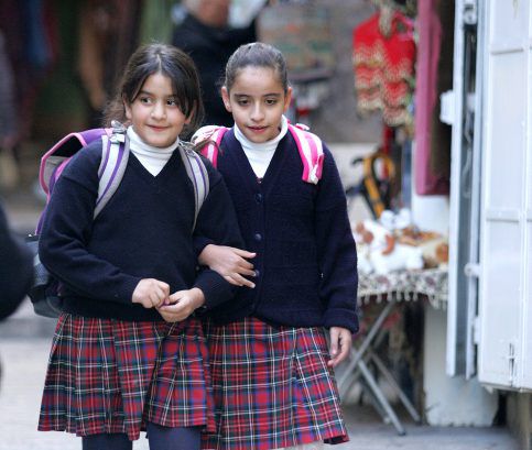 הסדרה גוסיפ גירל גורמת לנו לתהות בעניין התלבושת האחידה בישראל