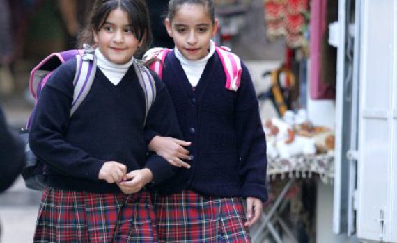 הסדרה גוסיפ גירל גורמת לנו לתהות בעניין התלבושת האחידה בישראל