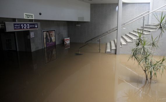 תחנת הרכבת הרצליה הוצפה; הרכבות לא יעצרו