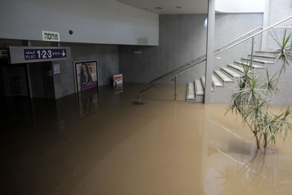 תחנת הרכבת הרצליה הוצפה; הרכבות לא יעצרו