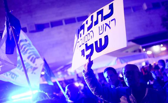 צפו: תומכי נתניהו מקללים משפחה שכולה בקיסריה