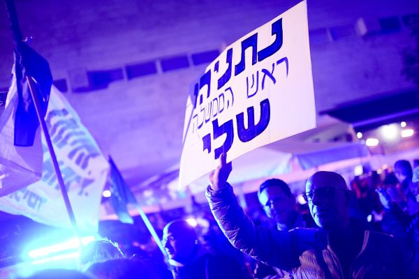 צפו: תומכי נתניהו מקללים משפחה שכולה בקיסריה