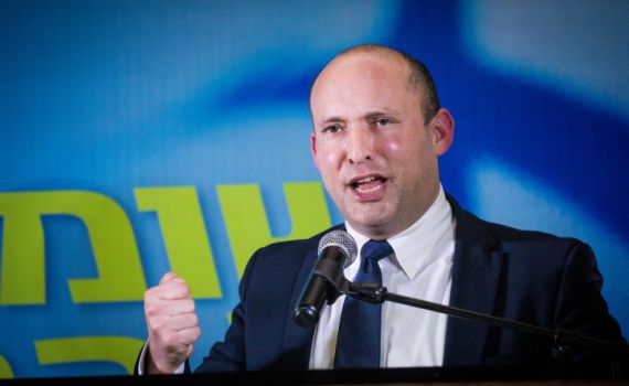 בנט: "הממשלה מהמרת על חיי הילדים שלנו"