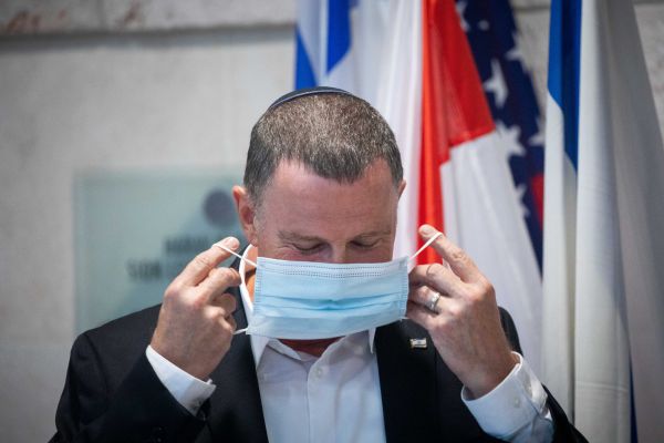 מיום ראשון: תבוטל חובת עטיית מסכות בשטח פתוח