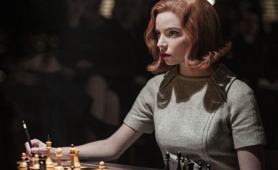 כמה שעות לקח לתפור את השמלה של כוכבת גמביט המלכה