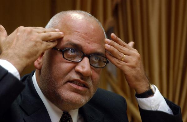 מותו של סאיב עריקאת: בשמאל אבלים, בימין חוגגים