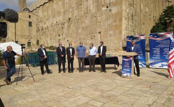 צפו: תפילה במערת המכפלה למען ניצחון טראמפ