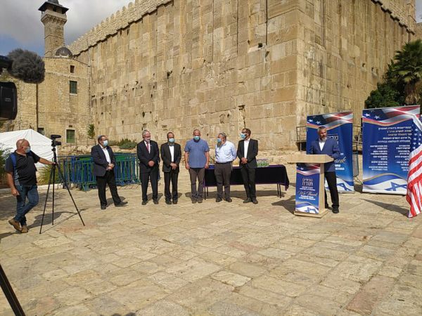 צפו: תפילה במערת המכפלה למען ניצחון טראמפ