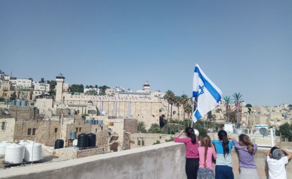 מחבקים מרחוק: בחברון יוצאים בקמפיין גאולת בתים