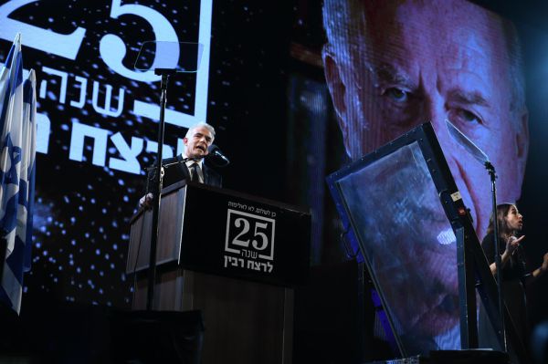 לפיד בכיכר רבין: אומרים למוחים נגד רבין – עד כאן