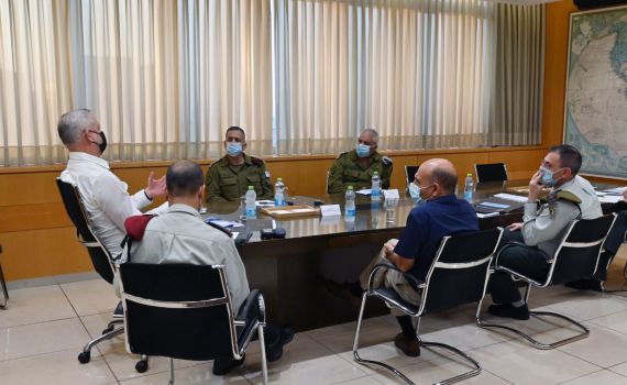 גנץ אישר: לוחמי צה"ל בלבנון יקבלו אות מערכה