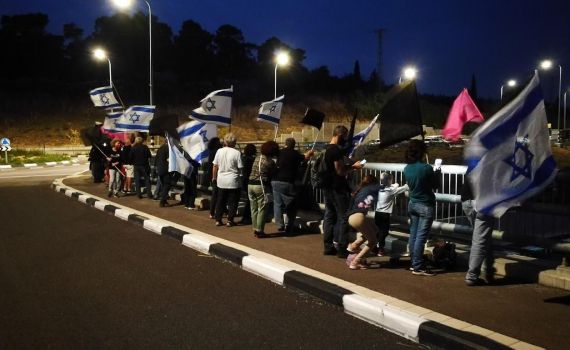 חיסול בכיר אל-קאעידה; מפגינים נעצרו בדרך לי-ם