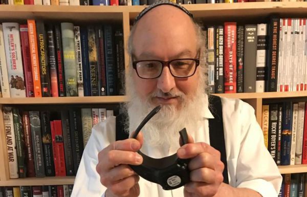 תיעוד ראשון: יונתן פולארד גוזר את האזיק האלקטרוני