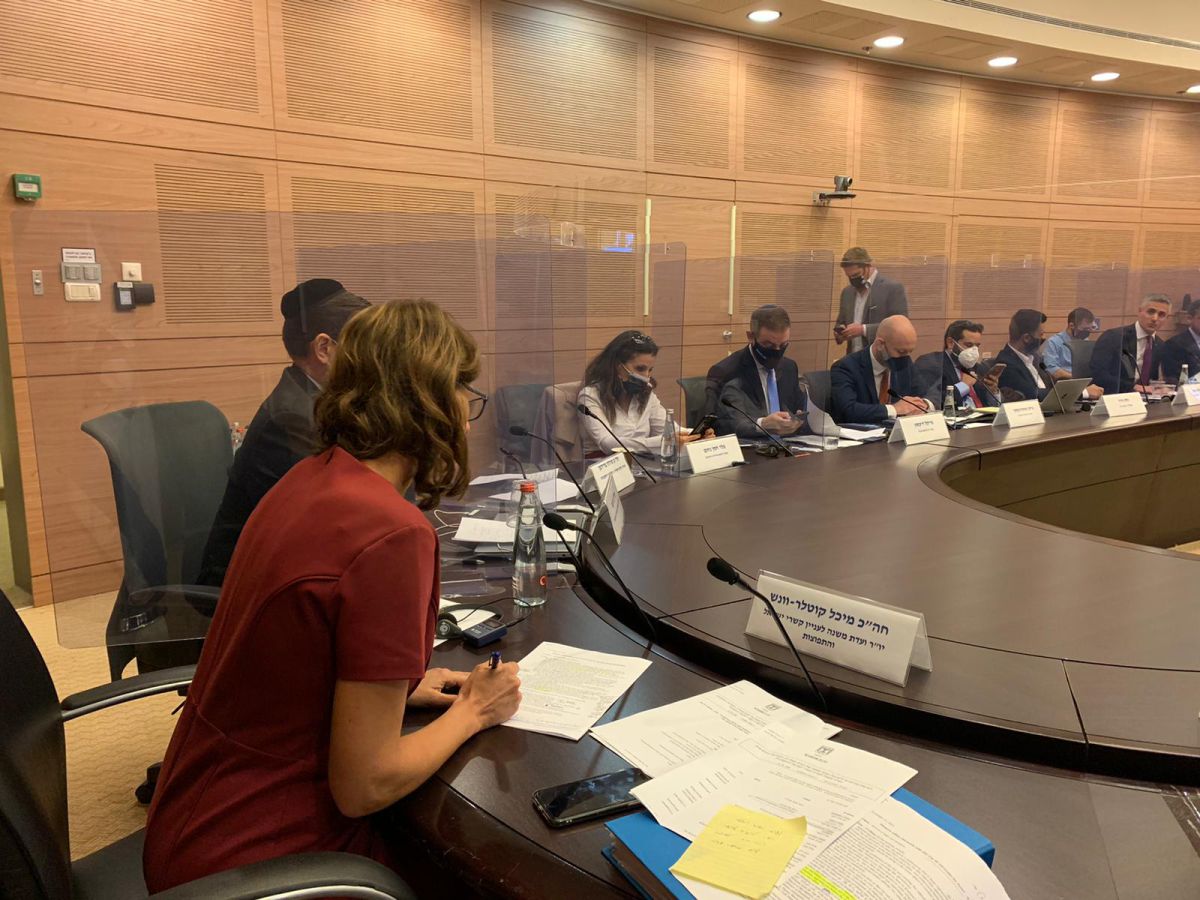 מלכת יופי עיראקית ומפקד בריטי נלחמים באנטישמיות