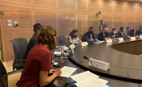 מלכת יופי עיראקית ומפקד בריטי נלחמים באנטישמיות