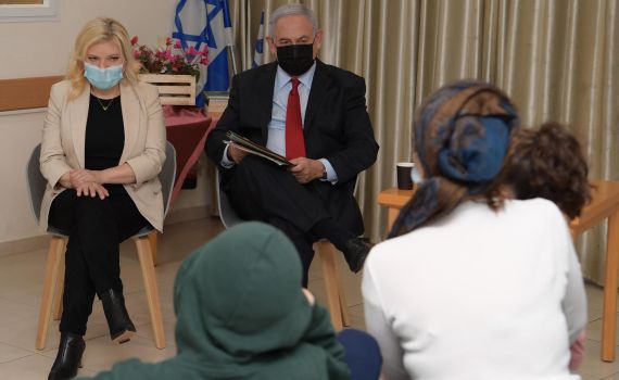 הזוג נתניהו במעון לנשים מוכות: "ביקור קורע לב"