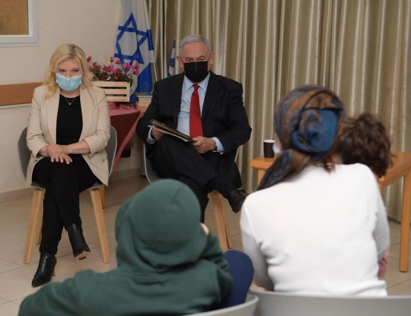 הזוג נתניהו במעון לנשים מוכות: "ביקור קורע לב"