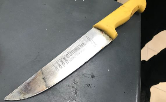 אישום: בגלל ריב על כסף, הבעל דקר את אשתו 50 פעם