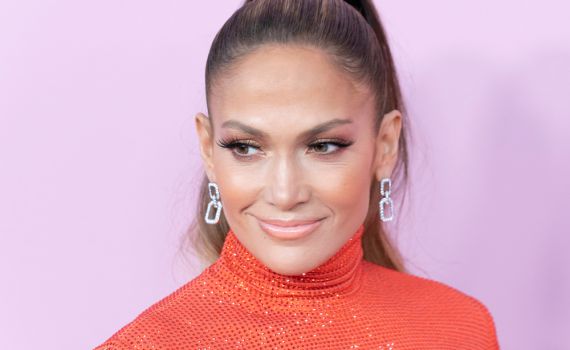 על השטיח האדום: ג'ניפר לופז בשמלה מושלמת