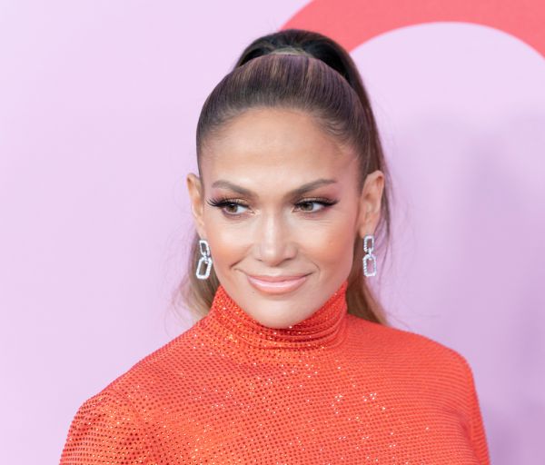 על השטיח האדום: ג'ניפר לופז בשמלה מושלמת