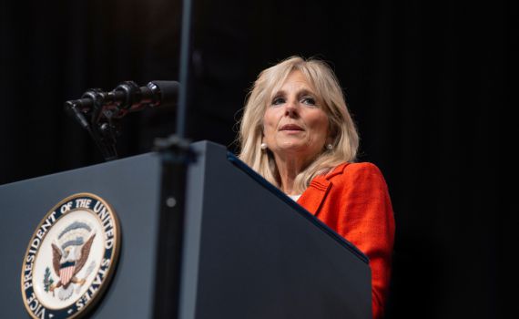 מה לבשה ג'יל ביידן בהופעה הראשונה כגברת הראשונה