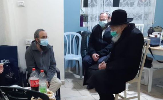 הרב טאו פרץ בבכי בניחום אבלים בבת עין: "מזעזע"