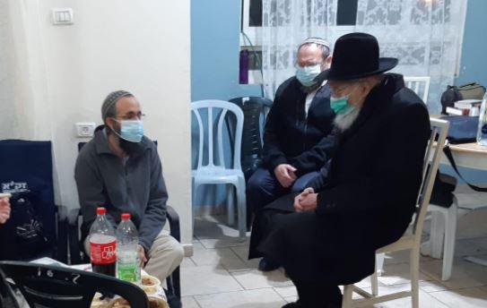 הרב טאו פרץ בבכי בניחום אבלים בבת עין: "מזעזע"