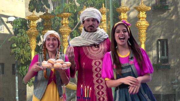 חנוכה בסרוגים: אביה נוחתת במנורת המקדש. פרק שלישי