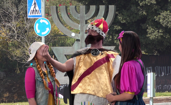 חנוכה בסרוגים: אביה נוחתת במנורת מגן דוד. פרק שישי