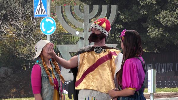 חנוכה בסרוגים: אביה נוחתת במנורת מגן דוד. פרק שישי