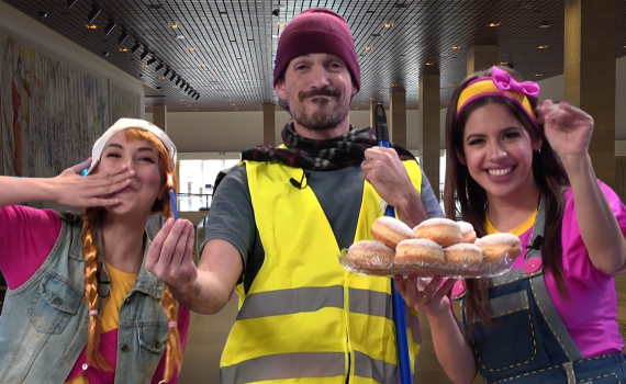 חנוכה בסרוגים: אביה מגיעה למנורות של שאגאל. פרק 7