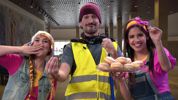 חנוכה בסרוגים: אביה מגיעה למנורות של שאגאל. פרק 7