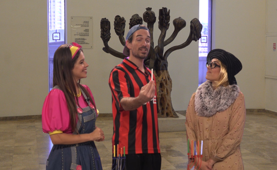 חנוכה בסרוגים: אביה מגיעה למנורת החקלאים. פרק סיום