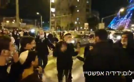 זה כמעט נגמר באסון: שוטר מעיף מפגין על רכב נוסע