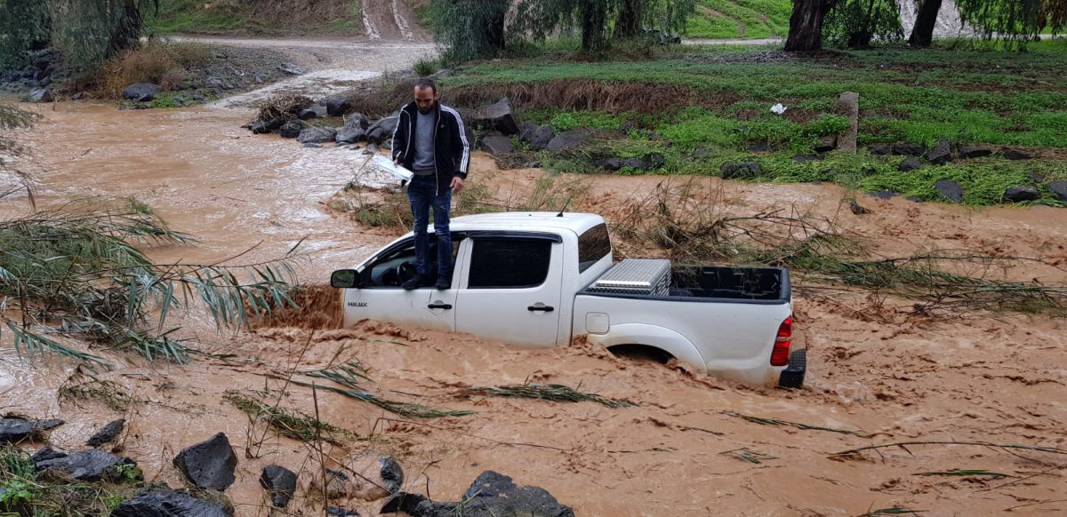 מרהיב: זרימה עצומה בנחלי הצפון; רכב נסחף בעין חרוד