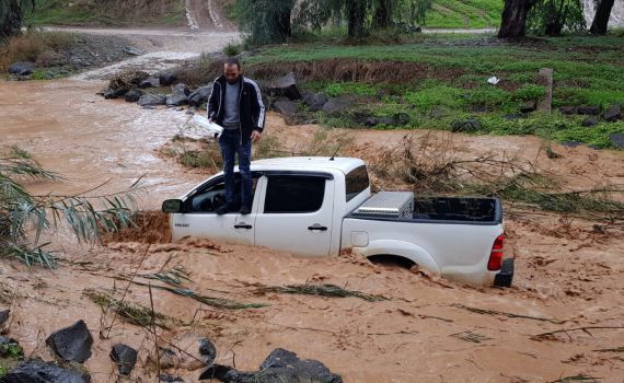 מרהיב: זרימה עצומה בנחלי הצפון; רכב נסחף בעין חרוד