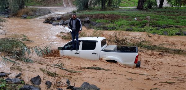 מרהיב: זרימה עצומה בנחלי הצפון; רכב נסחף בעין חרוד