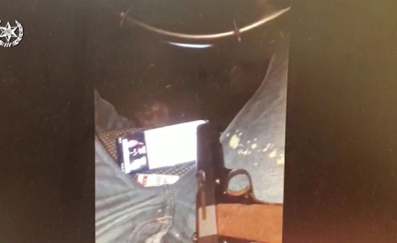 צפו: סרטון של אקדח על הברכיים הוביל לכתב אישום