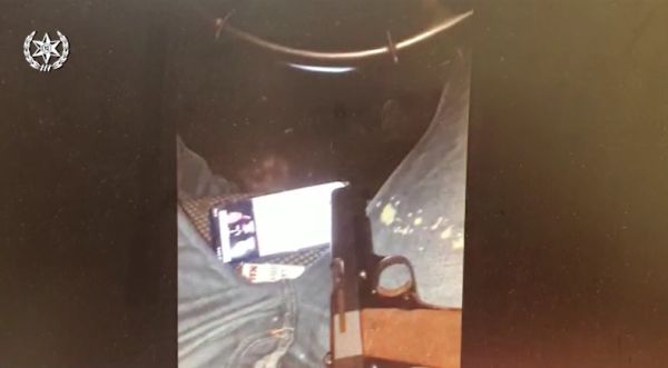 צפו: סרטון של אקדח על הברכיים הוביל לכתב אישום