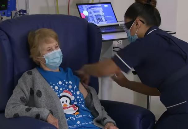 המחוסנת הראשונה בעולם: "הייתה לי שנה נפלאה"