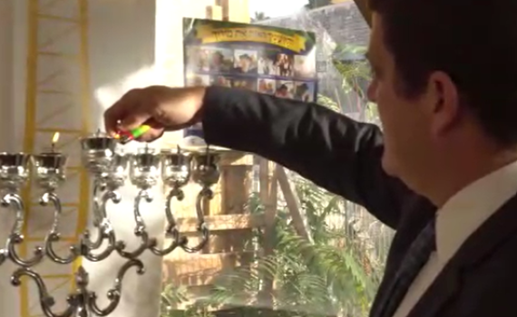 צפו: הדלקת נרות חנוכה בכניסה להר הבית